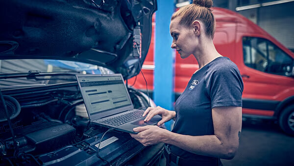 Femme utilisant services FordPro